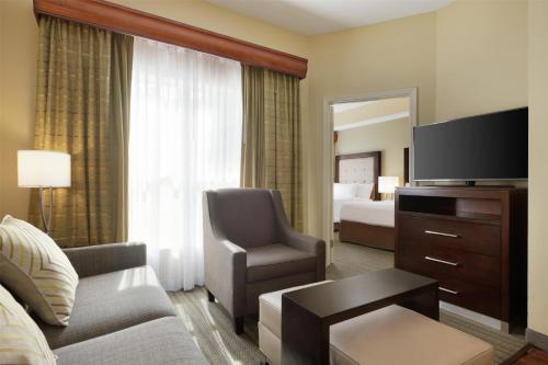 Μια τηλεόραση ή/και κέντρο ψυχαγωγίας στο Homewood Suites by Hilton St. Petersburg Clearwater