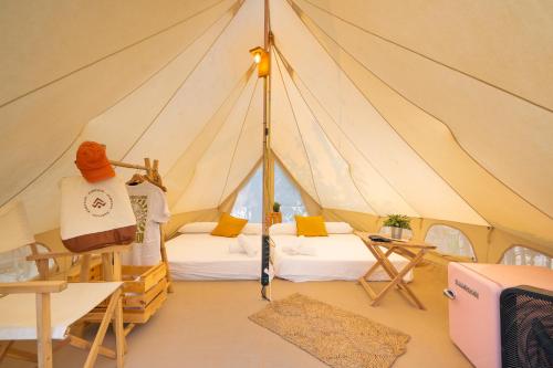 a room with two beds in a tent at Kampaoh Oliva in Oliva