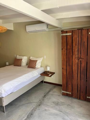 Una cama o camas en una habitación de Tropical Appartment & Studio Curaçao