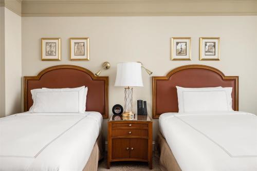 Кровать или кровати в номере Conrad Indianapolis