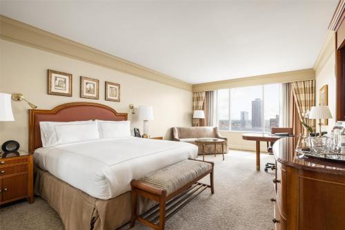 Кровать или кровати в номере Conrad Indianapolis