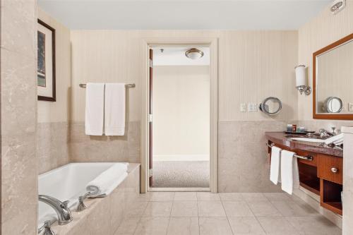 Ванная комната в Conrad Indianapolis