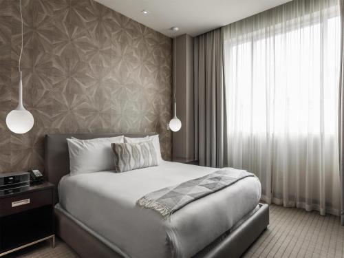 Кровать или кровати в номере Conrad Indianapolis