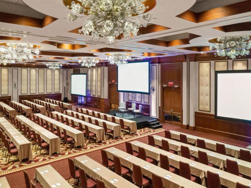 Бизнес-центр и/или конференц-зал в Conrad Indianapolis