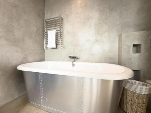 Ένα μπάνιο στο Stylish 4BR Haven w Golf Course Views by the Sea