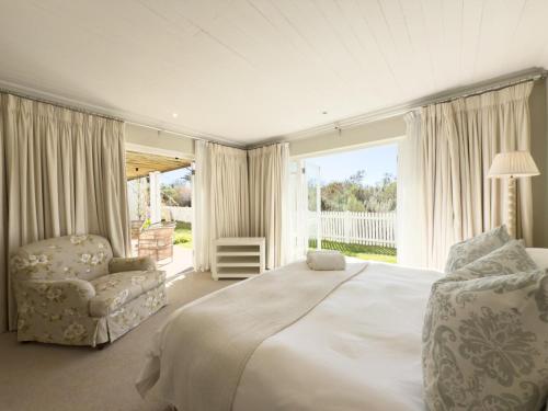 Ένα ή περισσότερα κρεβάτια σε δωμάτιο στο Stylish 4BR Haven w Golf Course Views by the Sea