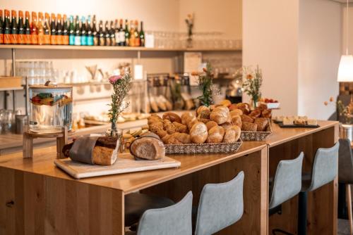 a table topped with lots of different types of bread at Weinhotel Wasem in Ingelheim am Rhein