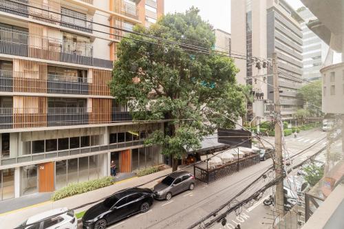 due auto parcheggiate davanti a un edificio di BHomy Step a San Paolo