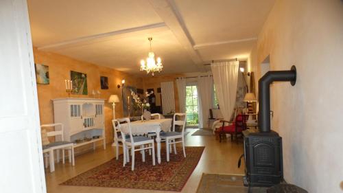 sala de estar con mesa y estufa de leña en Ferienwohnung Firnhaber - Nieder Seifersdorf Oberlausitz, en Nieder Seifersdorf