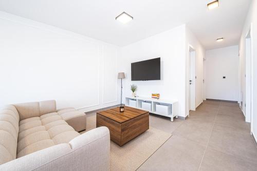 Zagreb 185 - 2 Bedrooms - Parking - Balcony - New - Apartment - Flexible Keybox Entry - Modern - Monthly Rent - WiFi