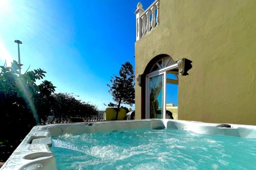 Bazén v ubytování Villa - Sleeps 4 - Jacuzzi - Garden - Pet friendly nebo v jeho okolí