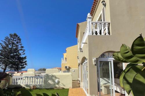 Villa - Sleeps 4 - Jacuzzi - Garden - Pet friendly