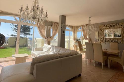 Villa - Sleeps 4 - Jacuzzi - Garden - Pet friendly