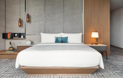 Un ou plusieurs lits dans un hébergement de l'établissement Kimpton Maa-Lai Bangkok by IHG