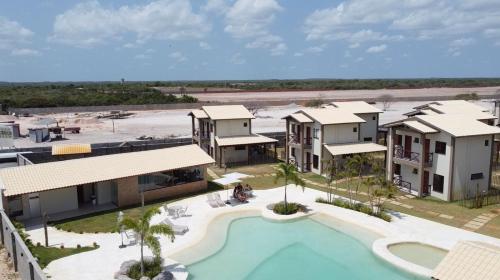 una vista aerea di un resort con piscina di Chale Lady Beatriz Aconchego e Paz nos Lencois MA a Santo Amaro