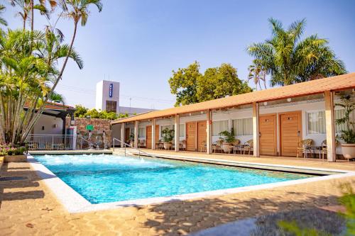 una piscina di fronte a un edificio di Hotel Roma direto com o Grupo diRoma com acesso ao Acqua Park e Café da manhã a Caldas Novas