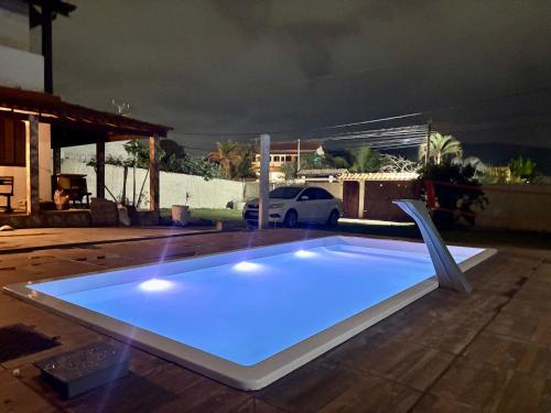 a large blue pool sitting on top of a patio at Casa Colonial Recanto da Família & Amigos e Kit Anexa! in São Pedro da Aldeia