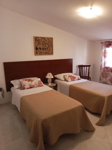 two beds sitting in a room with at La mansarda dello scultore in Niscemi
