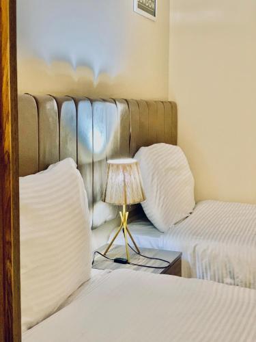 Golden Pyramids Night hotelにあるベッド