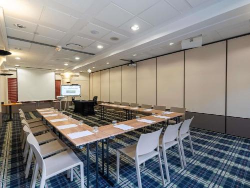 a large conference room with a long table and chairs at Mercure Bordeaux Chateau Chartrons in Bordeaux