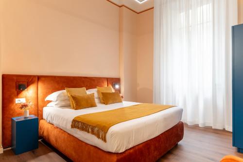 a bedroom with a large bed in a room at Piccolo Hotel Puccini in Lucca