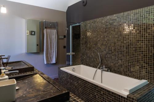 Maison contemporaine Centre DEAUVILLE - " 3 NUITS MINIMUM" في دوفيل: حمام مع حوض استحمام ومغسلة