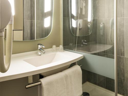 a bathroom with a sink and a shower at ibis Paris Gare du Nord Château Landon 10ème in Paris