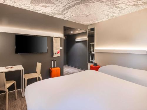 Ένα ή περισσότερα κρεβάτια σε δωμάτιο στο ibis Nantes Treillières