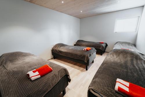 a room with two beds and a couch in it at Riihikarhu Spa A in Muurame