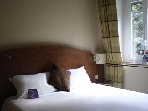 Ένα ή περισσότερα κρεβάτια σε δωμάτιο στο Hôtel Mercure Saint-Nectaire Spa & Bien-être