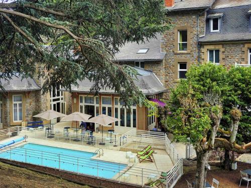 Πισίνα στο ή κοντά στο Hôtel Mercure Saint-Nectaire Spa & Bien-être