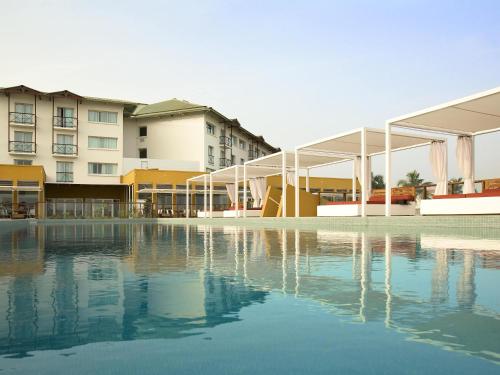 Bazén v ubytování Novotel Cotonou Orisha nebo v jeho okolí