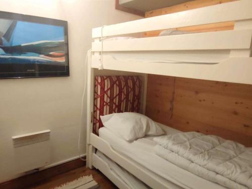Ένα ή περισσότερα κρεβάτια σε δωμάτιο στο Bel appartement confortable au pied des pistes avec internet - FR-1-292-144