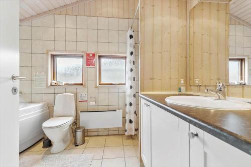 ein Badezimmer mit Toilette, Waschbecken und Badewanne in der Unterkunft 8451 Knebel - Fyrrevej 9 in Knebel