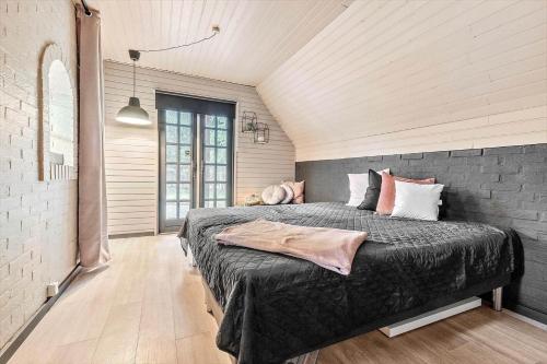une chambre avec un grand lit dans une pièce dans l'établissement 84109-8400-Birkevej-1, à Øksenmølle