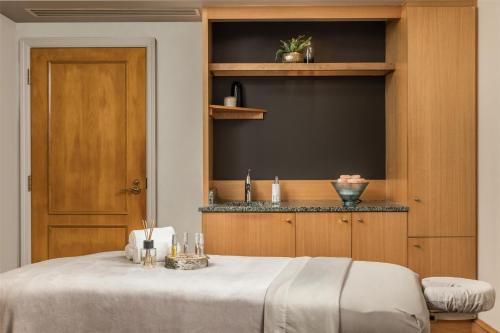 Кровать или кровати в номере Conrad Indianapolis
