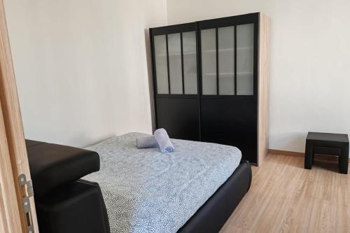 1 dormitorio con cama y armario negro en Breeze Side Studio, en Bereult