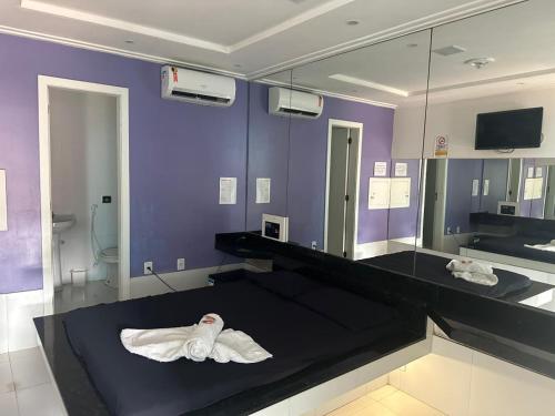 a bathroom with a large mirror and a sink at Pousada La Ñina in Belém