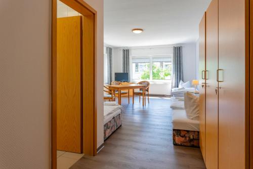 a room with a table and a dining room at Jugendbegegnungsstätte Am Kutzow-See Plöwen in Plöwen