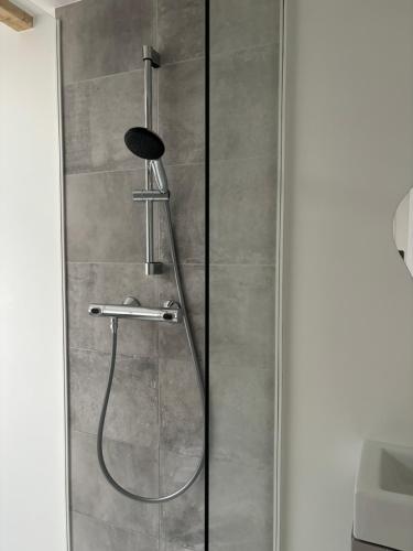 a shower with a glass door in a bathroom at Modernes Studio mit en-Suite Bad & bester Anbindung in Düsseldorf