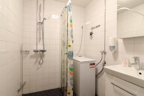Ένα μπάνιο στο Forenom Serviced Apartments Helsinki Kristianinkatu