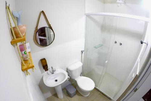a bathroom with a toilet and a sink and a shower at Contêiner 10 Hospedagem in Serra