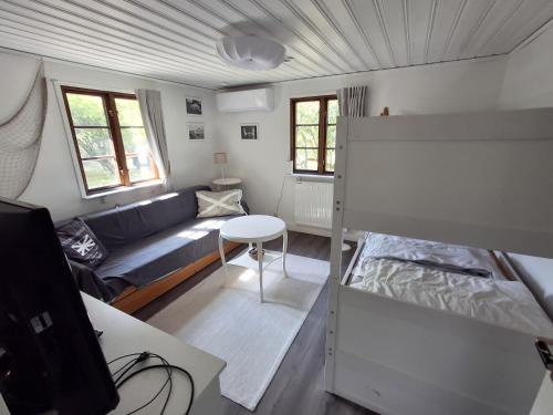 Piccola camera con divano e letto a castello. di Beachfront holiday home with sea view in Sölvesborg a Torsö