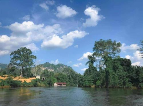 a view of a river with trees and a house at มาตาบุรี ริเวอร์เเควรีสอร์ท in Ban Gaeng Cho