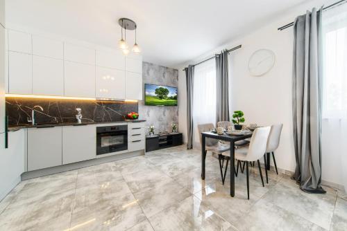 Kuchyň nebo kuchyňský kout v ubytování Gicek Apartament 3A bezpłatny PARKING Faktura VAT 4 osobowy K-S SSE