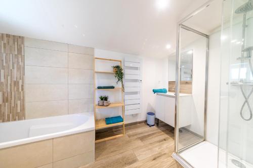 a bathroom with a tub and a shower at Gîte Milena - SPA - Puy duFou - Grande capacité in Les Épesses