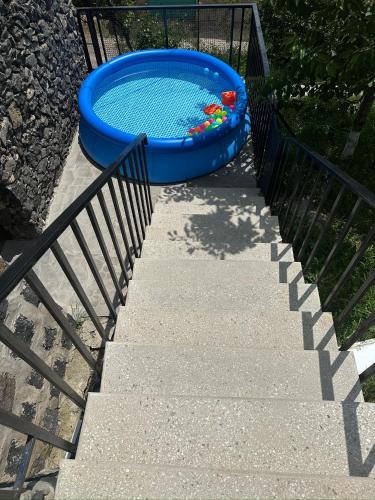 Piscina a Aghveran House o a prop
