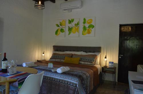 Giường trong phòng chung tại Gosén Cabañas y Suites