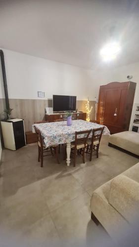 a living room with a table and two chairs at Tana della Lavanda in Montefiorino