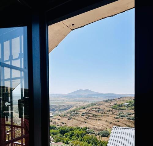 Genel bir dağ manzarası veya tatil evinden çekilmiş bir dağ manzarası